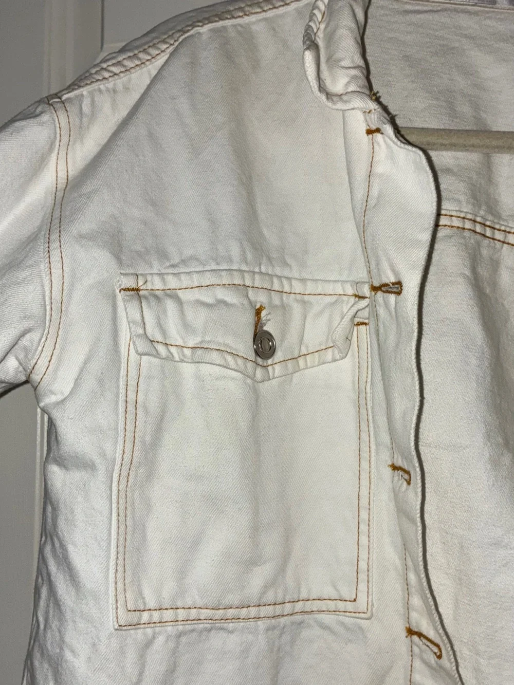 Fray‎ white denim jacket featuring raw fringe bottom hem. Sz S